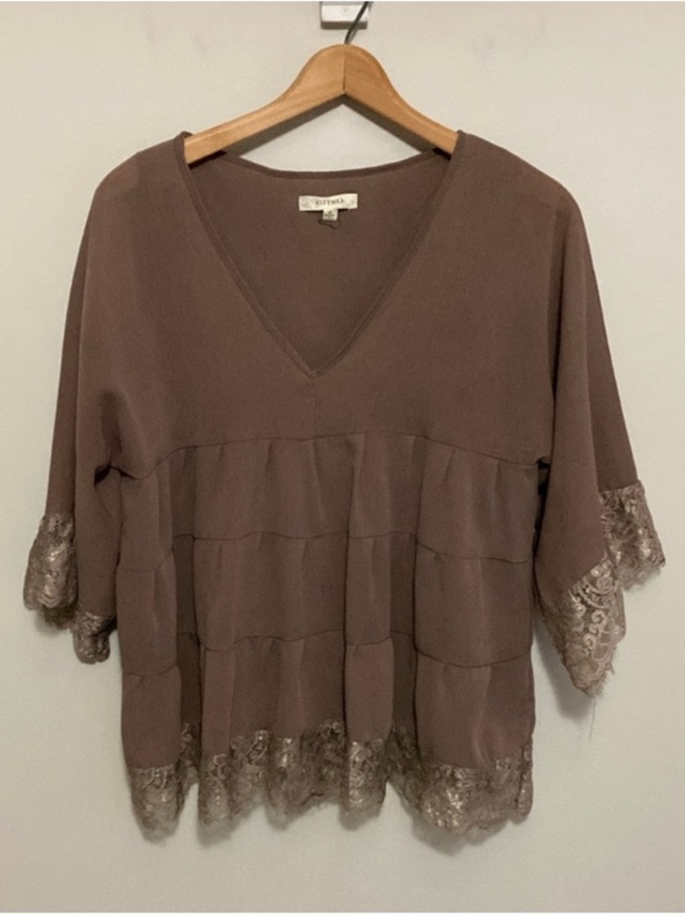 NWOT Alythea Brown Ruffle V-Neck 3/4 Sleeve Lace Trim Blouse, Size Small Top